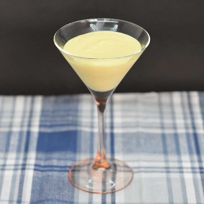 PASJONSFRUKTFROMASJ Ingredienser: 175 g Pasjonsfruktsaft og pulp (1½ dl =12-15 frukter) ½ Appelsin (saften) 4 Eggeplommer (romtempererte) 150 g Sukker 3 dl Kremfløte 3 blader Gelatin Pasjonsfruktgele: 1 dl Pasjonsfruktsaft og pulp ½ Appelsin (saften) 1 dl Vann 4 ss Sukker 3 blader Gelatin https://heidisboble.no/ @heidisboble