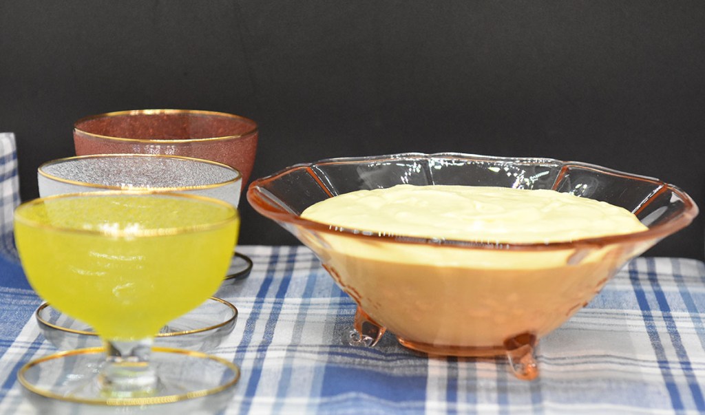 PASJONSFRUKTFROMASJ Ingredienser: 175 g Pasjonsfruktsaft og pulp (1½ dl =12-15 frukter) ½ Appelsin (saften) 4 Eggeplommer (romtempererte) 150 g Sukker 3 dl Kremfløte 3 blader Gelatin Pasjonsfruktgele: 1 dl Pasjonsfruktsaft og pulp ½ Appelsin (saften) 1 dl Vann 4 ss Sukker 3 blader Gelatin https://heidisboble.no/ @heidisboble