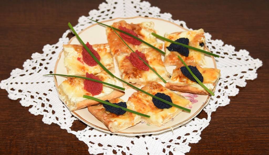 Hvit pizza med Løyrom Porsjoner Tid Vanskelighetsgrad 3 -4 90 – 120 min. Enkel Ingredienser: Pizzabaunn: 1 ss Sukker 2 ts Tørrgjær 2 dl Vann (ca 36 grader) 450 g Hvetemel ½ ts Salt 3 ss Olje (oliven) Fyll og topping 1 bx Rømme (gjerne lett) 150 g Ost (hvit, raspet) 2 bx Løyrom (svart og rød) En neve Gressløk https://heidisboble.no/ @heidisboble