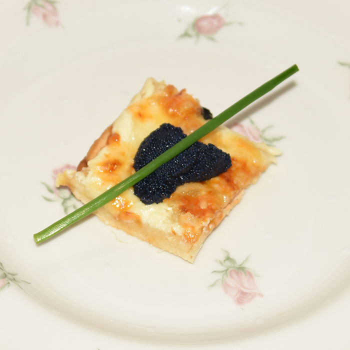 Hvit pizza med Løyrom Porsjoner Tid Vanskelighetsgrad 3 -4 90 – 120 min. Enkel Ingredienser: Pizzabaunn: 1 ss Sukker 2 ts Tørrgjær 2 dl Vann (ca 36 grader) 450 g Hvetemel ½ ts Salt 3 ss Olje (oliven) Fyll og topping 1 bx Rømme (gjerne lett) 150 g Ost (hvit, raspet) 2 bx Løyrom (svart og rød) En neve Gressløk https://heidisboble.no/ @heidisboble