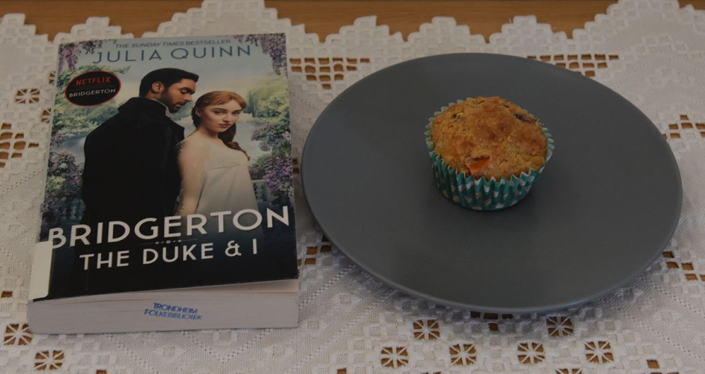 Quinn, Julia (2020) The duke and I, Piatkus OG Grove muffins med tomat, rødløk og ost Ingredienser: 1 dl Hvetemel 2 dl Sammalt hvete (grov) 1 dl Havregryn (lettkokte) 1 ts Salt 2 ts Bakepulver 1 ½ dl Melk ½ dl Rømme 1 Egg 1 Rødløk (Hakket) 2 Tomater (i terninger) 75 g Ost (revet) https://heidisboble.no/ @heidisboble