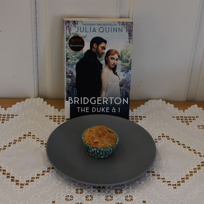 Quinn, Julia (2020) The duke and I, Piatkus OG Grove muffins med tomat, rødløk og ost Ingredienser: 1 dl Hvetemel 2 dl Sammalt hvete (grov) 1 dl Havregryn (lettkokte) 1 ts Salt 2 ts Bakepulver 1 ½ dl Melk ½ dl Rømme 1 Egg 1 Rødløk (Hakket) 2 Tomater (i terninger) 75 g Ost (revet) https://heidisboble.no/ @heidisboble