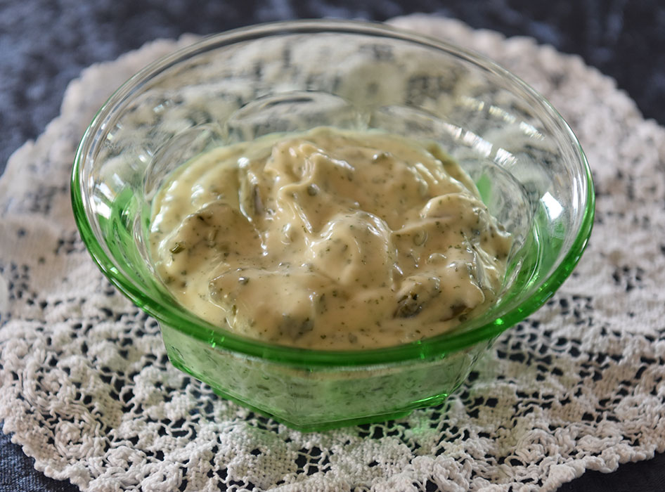 Remulade Porsjoner Tid Vanskelighetsgrad 4 10 min. Enkel Ingredienser: 1 Egg 1 ts Sennep 1 ts Salt 1 ts Sukker 1 ts Sitronsaft (presset) 2 dl Rapsolje 0,2 dl Olivenolje 16 skiver Sylteagurker ½ ss Persille (hakket) ½ ss Dill (hakket) ½ ss Gressløk (hakket) Pepper, salt , sitron https://heidisboble.no/ @heidisboble