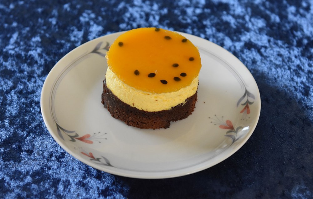 Passjonsfruktkake med sjokoladebunn Porsjoner Tid Vanskelighetsgrad 1 kake 3 timer Middels Ingredienser: Sjokoldebunnen 100 g Smør 2 ¼ dl Hvetemel 4 dl Sukker 4 ½ ss Kakaopulver 3 ts Vaniljesukker 3 Egg Pasjonsfruktmousse 175 g Pasjonsfruktsaft og pulp (1½ dl =12-15 frukter) ½ Appelsin (saften) 4 Egg (delte og romtempererte) 150 g Sukker 3 dl Kremfløte 3 blader Gelatin Pasjonsfruktgele 1 dl Pasjonsfruktsaft og pulp ½ Appelsin (saften) 1 dl Vann 4 ss Sukker 3 blader Gelatin https://heidisboble.no/ @heidisboble