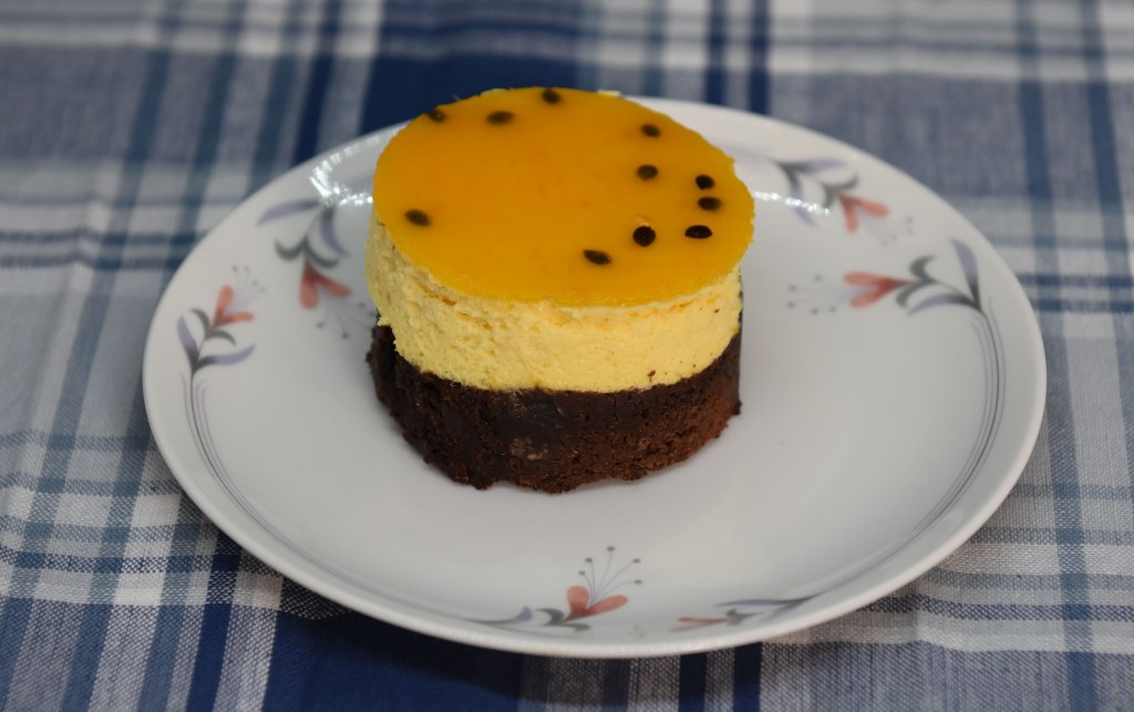 Passjonsfruktkake med sjokoladebunn Porsjoner Tid Vanskelighetsgrad 1 kake 3 timer Middels Ingredienser: Sjokoldebunnen 100 g Smør 2 ¼ dl Hvetemel 4 dl Sukker 4 ½ ss Kakaopulver 3 ts Vaniljesukker 3 Egg Pasjonsfruktmousse 175 g Pasjonsfruktsaft og pulp (1½ dl =12-15 frukter) ½ Appelsin (saften) 4 Egg (delte og romtempererte) 150 g Sukker 3 dl Kremfløte 3 blader Gelatin Pasjonsfruktgele 1 dl Pasjonsfruktsaft og pulp ½ Appelsin (saften) 1 dl Vann 4 ss Sukker 3 blader Gelatin https://heidisboble.no/ @heidisboble