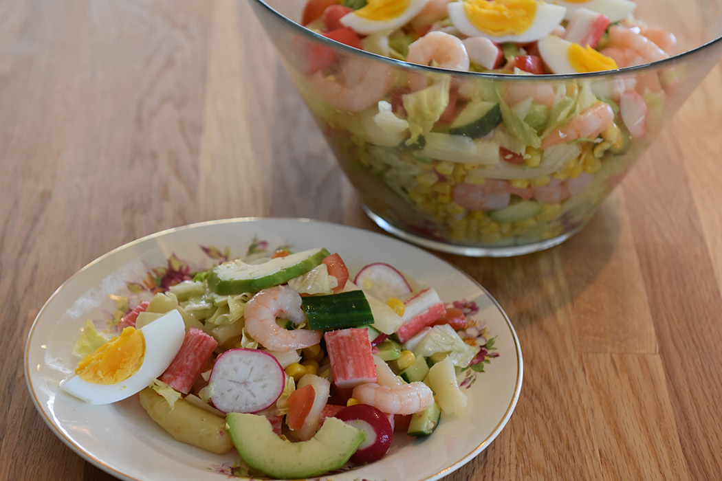 Salat med crabsticks og scampi Porsjoner Tid Vanskelighetsgrad 3-4 15 min. Enkel Ingredienser: 4 Egg ¼ Salathode 1 bx Mais 1 Avokado 1 bx Asparges 7 Reddiker ¼ Agurk 2 Tomater 250 g Scampi (kokte) 100 g Crabsticks Dressing (Valgfritt): 2 ss Olje (oliven) 1 ss Sitronsaft ¼ – ½ ts Salt https://heidisboble.no/ @heidisboble