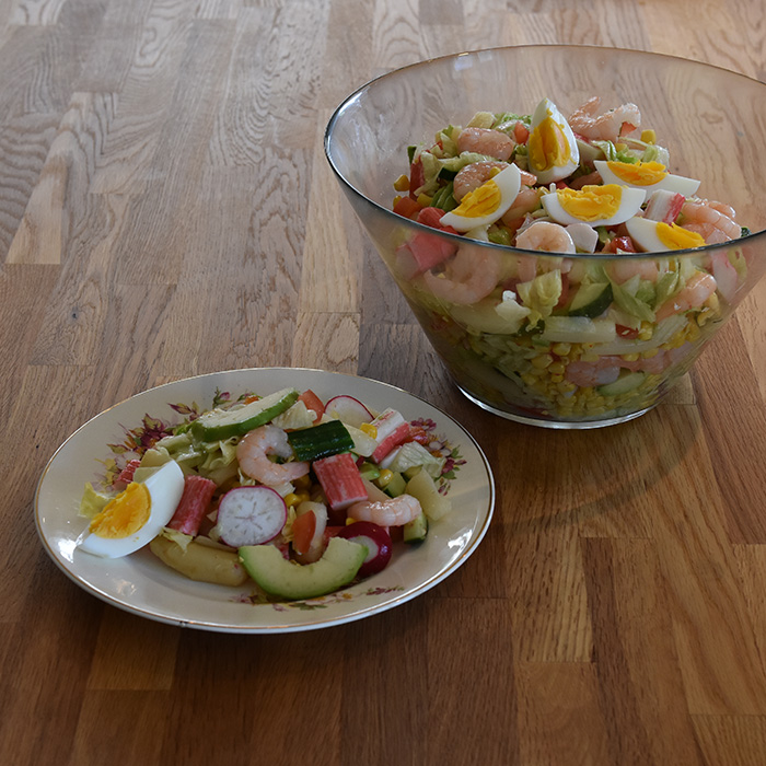 Salat med crabsticks og scampi Porsjoner Tid Vanskelighetsgrad 3-4 15 min. Enkel Ingredienser: 4 Egg ¼ Salathode 1 bx Mais 1 Avokado 1 bx Asparges 7 Reddiker ¼ Agurk 2 Tomater 250 g Scampi (kokte) 100 g Crabsticks Dressing (Valgfritt): 2 ss Olje (oliven) 1 ss Sitronsaft ¼ – ½ ts Salt https://heidisboble.no/ @heidisboble