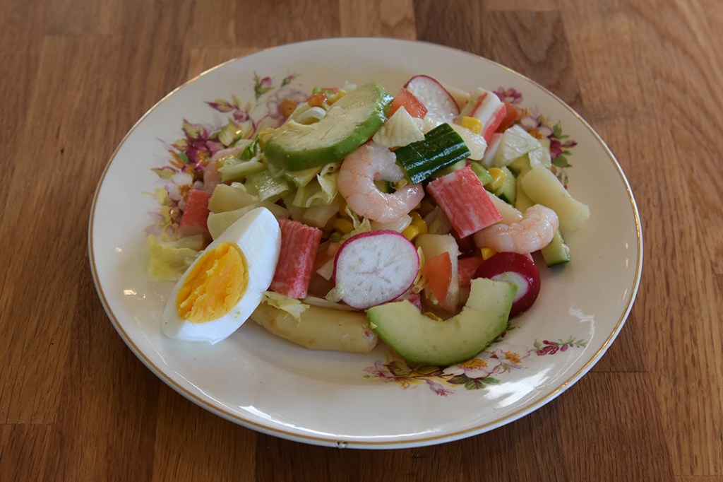 Salat med crabsticks og scampi Porsjoner Tid Vanskelighetsgrad 3-4 15 min. Enkel Ingredienser: 4 Egg ¼ Salathode 1 bx Mais 1 Avokado 1 bx Asparges 7 Reddiker ¼ Agurk 2 Tomater 250 g Scampi (kokte) 100 g Crabsticks Dressing (Valgfritt): 2 ss Olje (oliven) 1 ss Sitronsaft ¼ – ½ ts Salt https://heidisboble.no/ @heidisboble