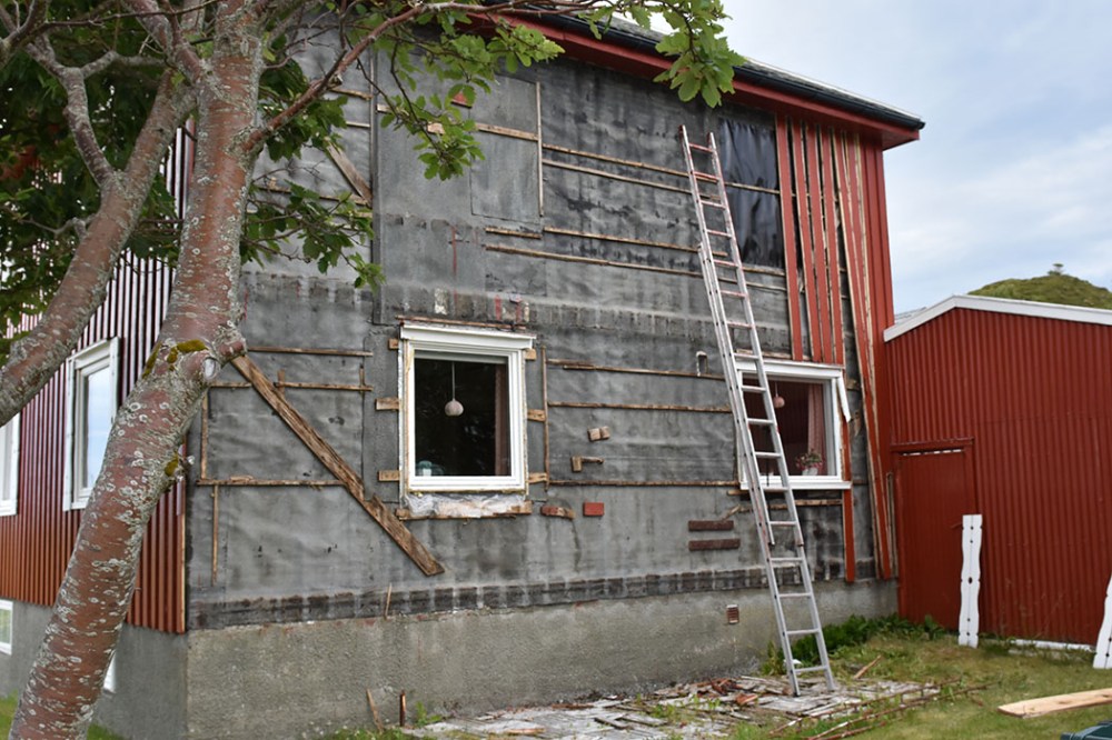 Rivning av ytterpanel på sør-veggen Sommerhuset vårt - Garten, Trøndelag Norge https://heidisboble.no/ @heidisboble