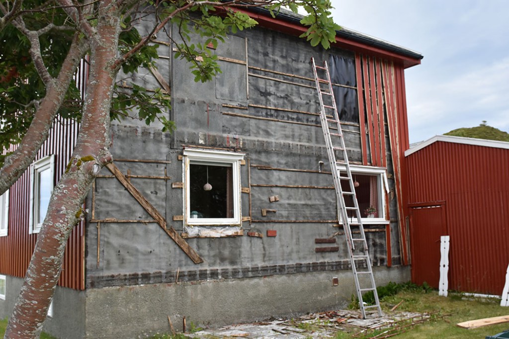 Rivning av ytterpanel på sør-veggen Sommerhuset vårt - Garten, Trøndelag Norge https://heidisboble.no/ @heidisboble