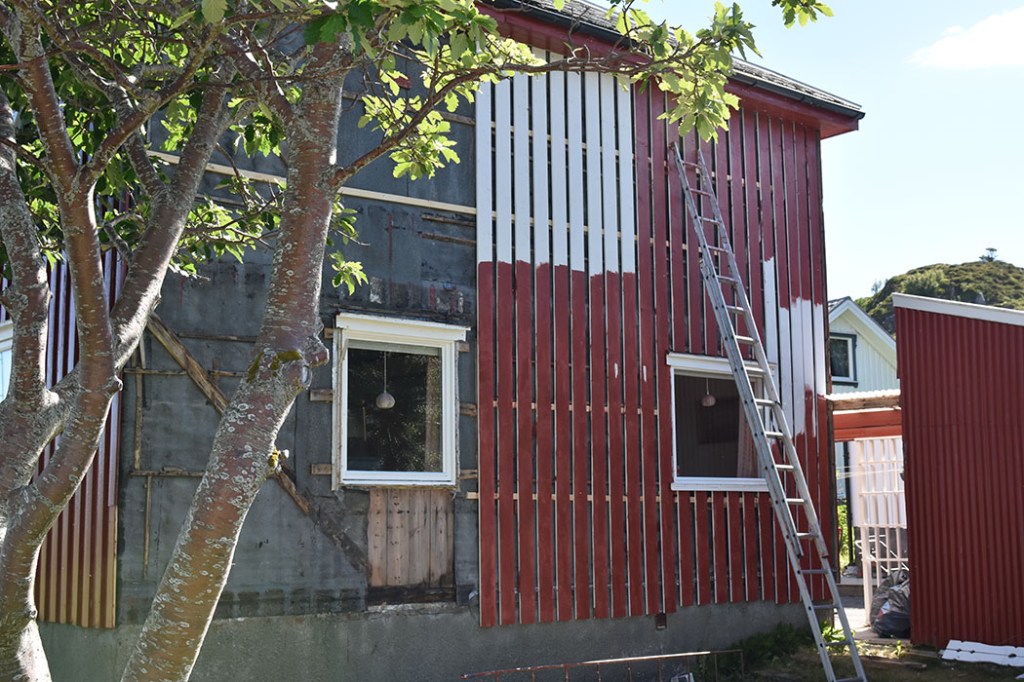 Dag 2: Vi legger på nye underbord og lister etter å ha revet av ytterpanel Sør-veggen Sommerhuset vårt - Garten, Trøndelag Norge https://heidisboble.no/ @heidisboble