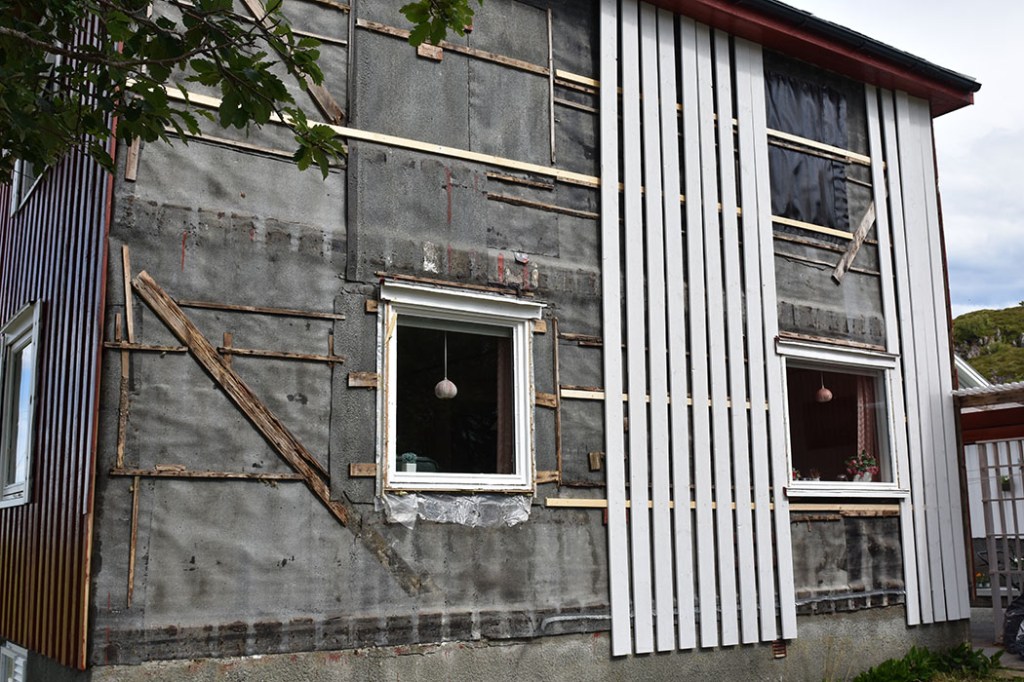 Dag 2: Vi legger på nye underbord og lister etter å ha revet av ytterpanel Sør-veggen Sommerhuset vårt - Garten, Trøndelag Norge https://heidisboble.no/ @heidisboble