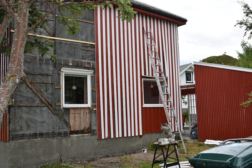 dag 3: Polkastripet vegg Vi legger overbord, etter at vi rev rytterpanelet på sør-veggen Sommerhuset vårt - Garten, Trøndelag Norge https://heidisboble.no/ @heidisboble