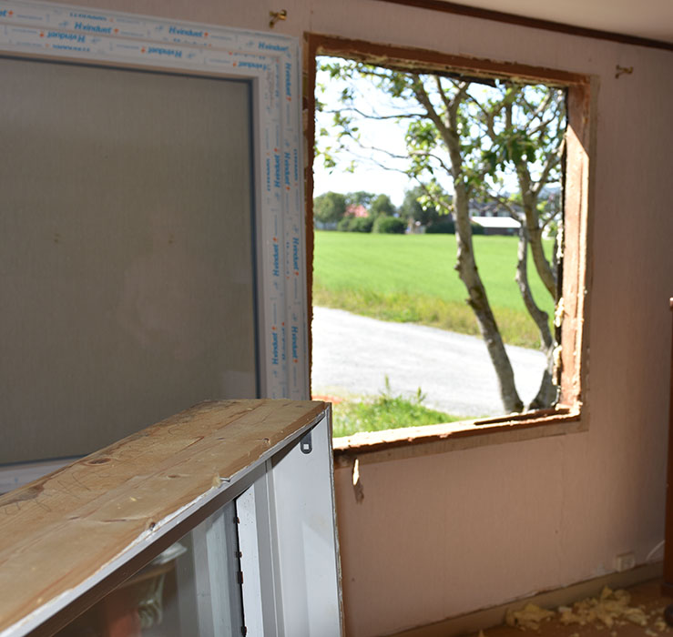 dag 4: Vi setter inn verandadør Halve sør-veggen er ferdig, og turen er kommet til verandadøra Sommerhuset vårt - Garten, Trøndelag Norge https://heidisboble.no/ @heidisboble