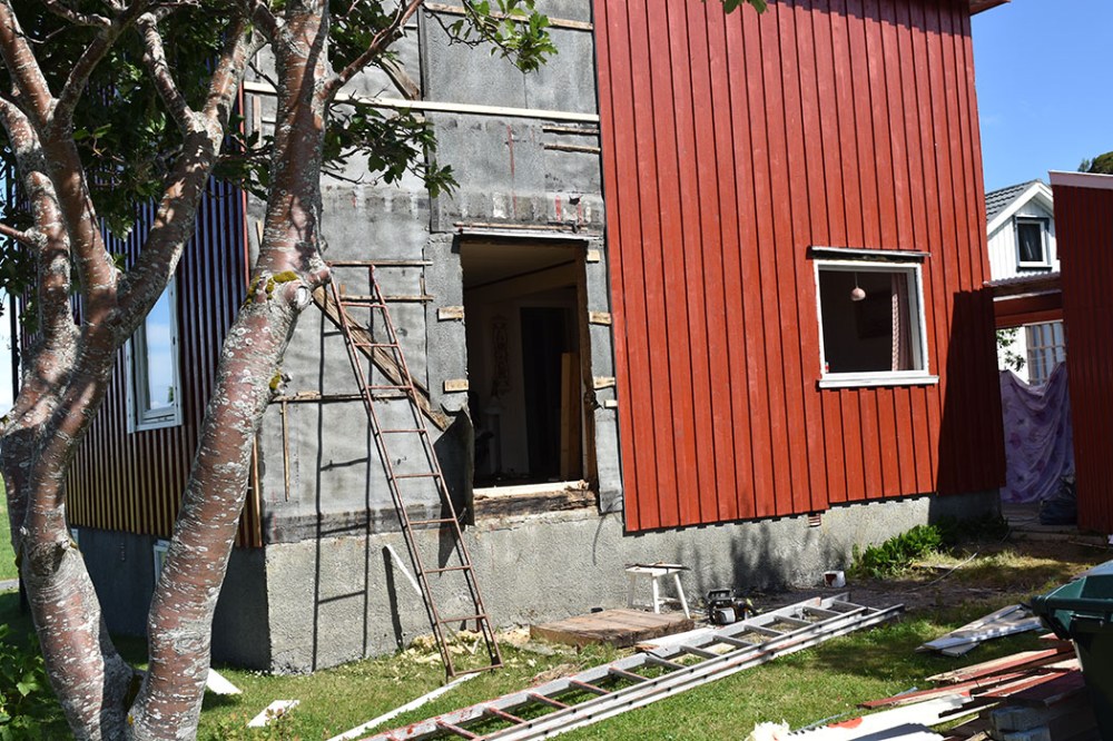 dag 4: Vi setter inn verandadør Halve sør-veggen er ferdig, og turen er kommet til verandadøra Sommerhuset vårt - Garten, Trøndelag Norge https://heidisboble.no/ @heidisboble