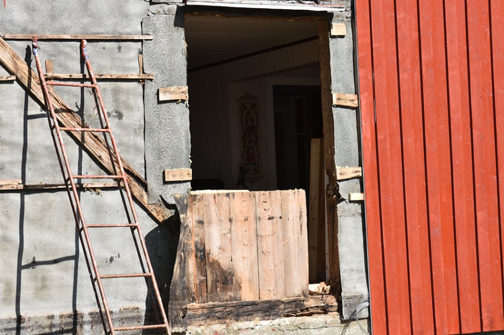 dag 4: Vi setter inn verandadør Halve sør-veggen er ferdig, og turen er kommet til verandadøra Sommerhuset vårt - Garten, Trøndelag Norge https://heidisboble.no/ @heidisboble