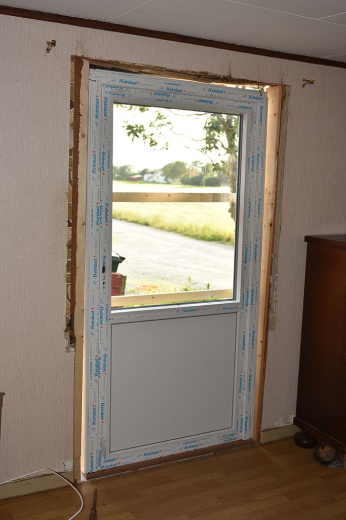 dag 4: Vi setter inn verandadør Halve sør-veggen er ferdig, og turen er kommet til verandadøra Sommerhuset vårt - Garten, Trøndelag Norge https://heidisboble.no/ @heidisboble