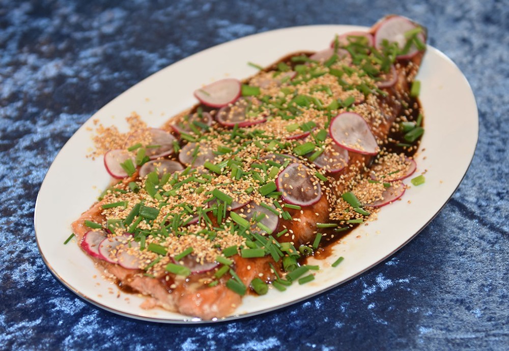 Laks med asiatisk inspirert glaze   Porsjoner	Tid	Vanskelighetsgrad 4	60 min	Enkel  Ingredienser:  700 g	Laksefilet (benfri) 	Gressløk  4 ss	Sesamfrø (ristete, svarte eller hvite) 1 bunt	reddiker 	Ris (kokt)  Glaze: 1 dl	Østerssaus  1 dl	Chilisaus (søt) 1 ts	Ingefær (revet) 1 fedd	Hvitløk (skrelt og revet) 1 ts	Sesamolje ½ 	Lime (saften)  Tilbehør: 1	Brokkoli 1	Blomkål  1	Sommerkål 1 fedd	Hvitløk 1 ss	Rapsolje 2 ss	soyasaus  https://heidisboble.no/ @heidisboble