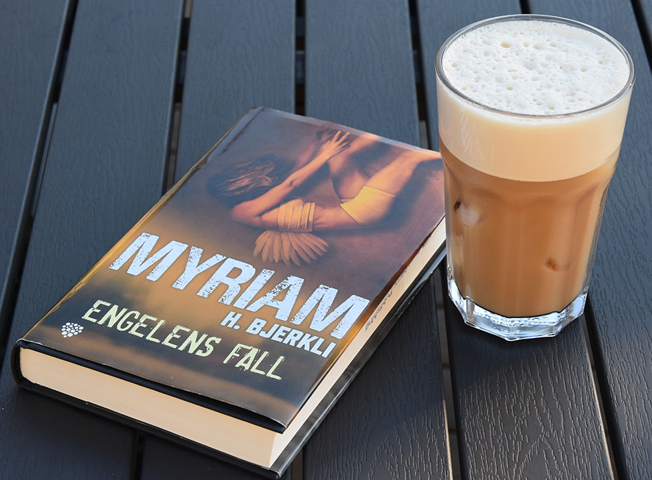 Bjerkli, Myriam (2021) «Engelens fall», Strawberry Publshing og Iskaffe Porsjoner Tid Vanskelighetsgrad 2 5 min. / 20 til avkjøling Enkel Ingredienser: 5 dl Kaffe ½ - 1 dl Melk 2-4 ts Sukker (4 suketter) Isbiter https://heidisboble.no/ @heidisboble