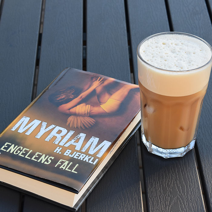 Bjerkli, Myriam (2021) «Engelens fall», Strawberry Publshing og Iskaffe Porsjoner Tid Vanskelighetsgrad 2 5 min. / 20 til avkjøling Enkel Ingredienser: 5 dl Kaffe ½ - 1 dl Melk 2-4 ts Sukker (4 suketter) Isbiter https://heidisboble.no/ @heidisboble