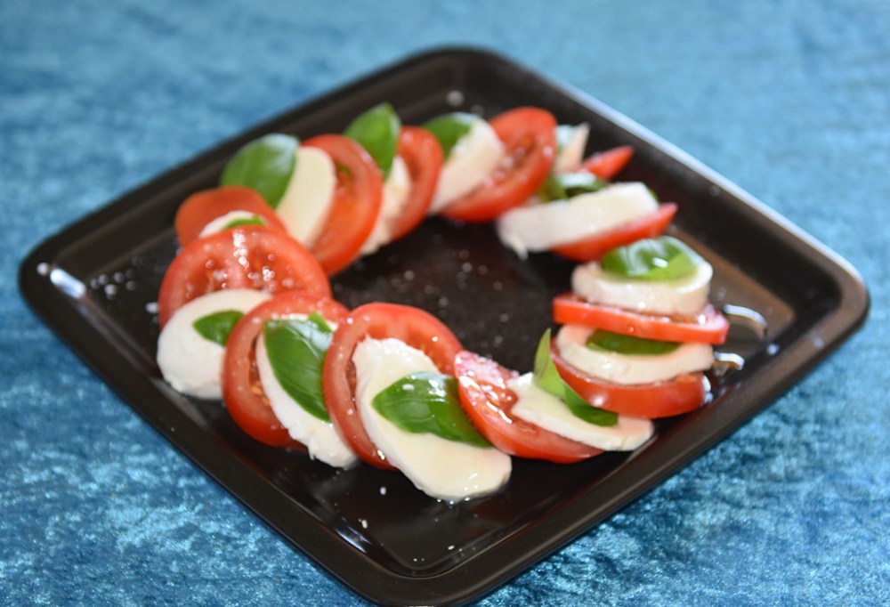 Capree salat (l'Insalata Caprese) Porsjoner Tid Vanskelighetsgrad 4-6 5 min. Enkel Ingredienser: 5 Tomater 250 g Mozzarella (helst av bøffelmelk) Basilikumblader (ferske) Olivenolje Salt https://heidisboble.no/ @heidisboble