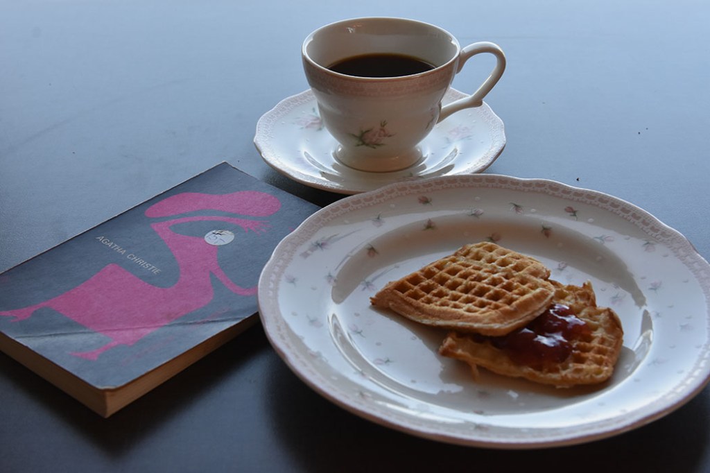 Christie, Agatha (1968) «Mysterium i Vestindia», H. Aschehoug og CO OG Vafler Ingredienser: 1 Egg 5 dl Melk 350 g Hvetemel Smør https://heidisboble.no/ @heidisboble