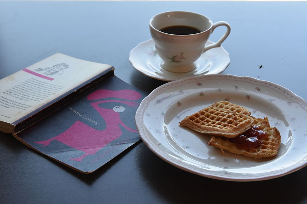 Christie, Agatha (1968) «Mysterium i Vestindia», H. Aschehoug og CO OG Vafler Ingredienser: 1 Egg 5 dl Melk 350 g Hvetemel Smør https://heidisboble.no/ @heidisboble