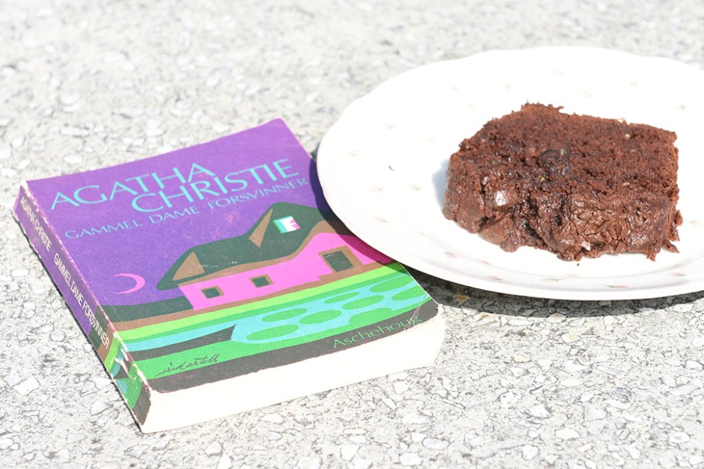Christie, Agatha (1970) «Gammel dame forsvinner», Aschehoug Squash-sjokoladekake Ingredienser: 2 ½ dl Hvetemel (150 g) 1 dl Kakaopulver (50 g) 1 ts Bakepulver 2 Egg (romtempererte) 1 ¼ dl Smør (smeltet) (125 g) 2 dl Sukker (200 g) 2 ts Vaniljesukker 4 dl Squash (raspet) 60 g Sjokoladebiter https://heidisboble.no/ @heidisboble
