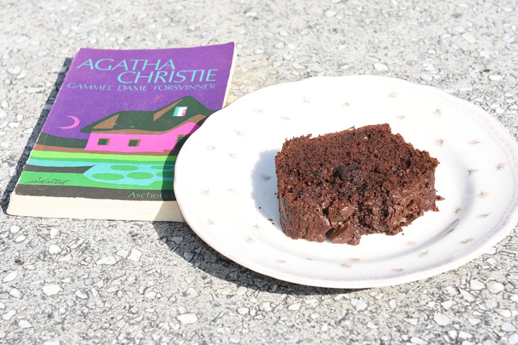 Christie, Agatha (1970) «Gammel dame forsvinner», Aschehoug Squash-sjokoladekake Ingredienser: 2 ½ dl Hvetemel (150 g) 1 dl Kakaopulver (50 g) 1 ts Bakepulver 2 Egg (romtempererte) 1 ¼ dl Smør (smeltet) (125 g) 2 dl Sukker (200 g) 2 ts Vaniljesukker 4 dl Squash (raspet) 60 g Sjokoladebiter https://heidisboble.no/ @heidisboble