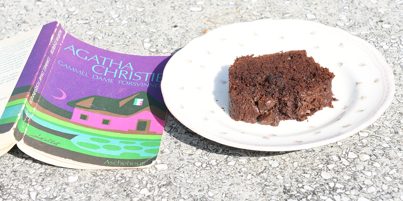 Christie, Agatha (1970) «Gammel dame forsvinner», Aschehoug Squash-sjokoladekake Ingredienser: 2 ½ dl Hvetemel (150 g) 1 dl Kakaopulver (50 g) 1 ts Bakepulver 2 Egg (romtempererte) 1 ¼ dl Smør (smeltet) (125 g) 2 dl Sukker (200 g) 2 ts Vaniljesukker 4 dl Squash (raspet) 60 g Sjokoladebiter https://heidisboble.no/ @heidisboble