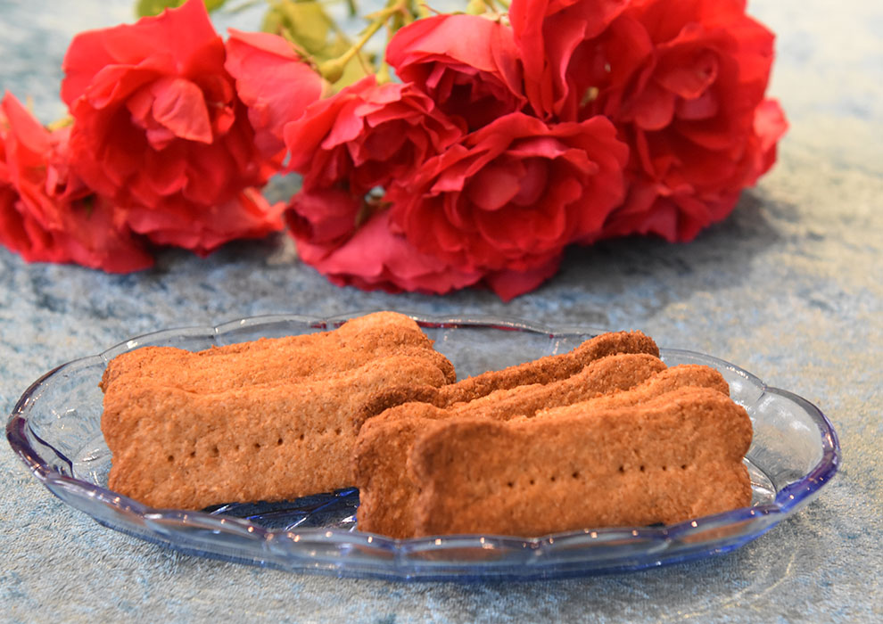 Digestive – hjemmelagete kjekser Porsjoner Tid Vanskelighetsgrad Ca 20 1 time Middels Ingredienser: 250 g Fullkorn hvetemel 1 ts Bakepulver ½ ts Salt 75 g Sukker 100 g Smør ½ - ¾ dl Melk https://heidisboble.no/ @heidisboble