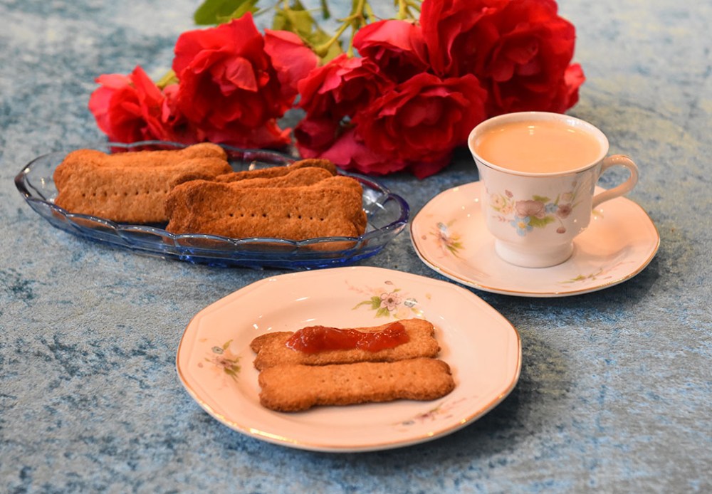 Digestive – hjemmelagete kjekser Porsjoner Tid Vanskelighetsgrad Ca 20 1 time Middels Ingredienser: 250 g Fullkorn hvetemel 1 ts Bakepulver ½ ts Salt 75 g Sukker 100 g Smør ½ - ¾ dl Melk https://heidisboble.no/ @heidisboble