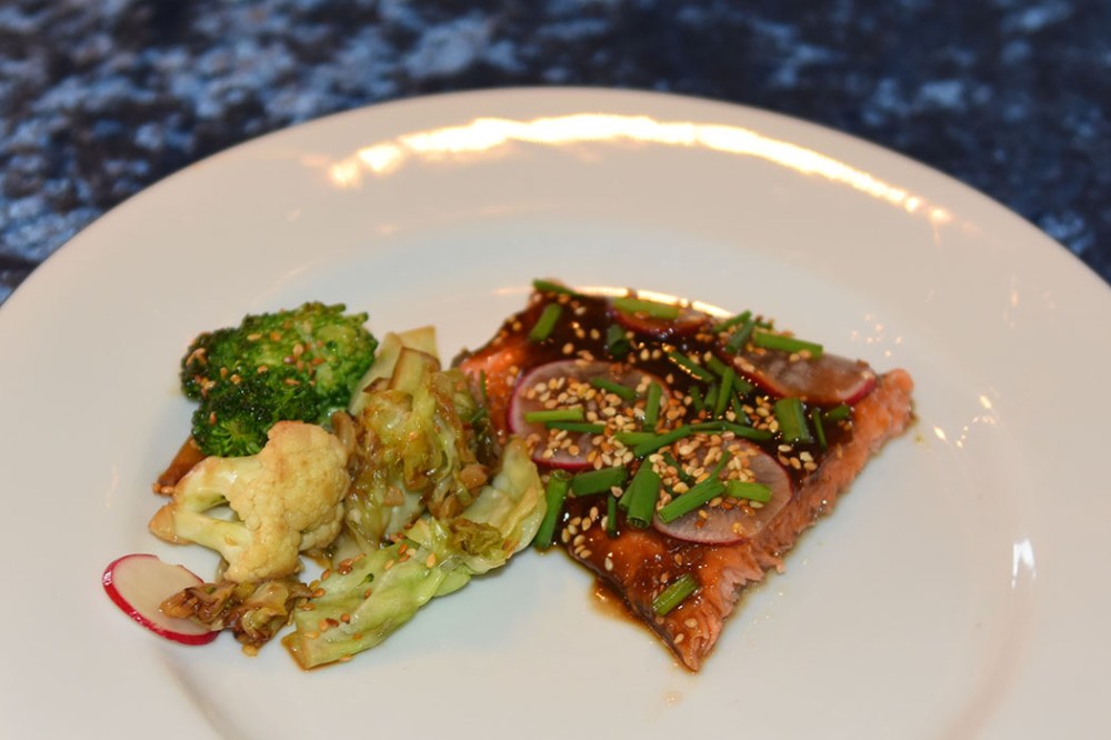 Laks med asiatisk inspirert glaze Porsjoner Tid Vanskelighetsgrad 4 60 min Enkel Ingredienser: 700 g Laksefilet (benfri) Gressløk 4 ss Sesamfrø (ristete, svarte eller hvite) 1 bunt reddiker Ris (kokt) Glaze: 1 dl Østerssaus 1 dl Chilisaus (søt) 1 ts Ingefær (revet) 1 fedd Hvitløk (skrelt og revet) 1 ts Sesamolje ½ Lime (saften) Tilbehør: 1 Brokkoli 1 Blomkål 1 Sommerkål 1 fedd Hvitløk 1 ss Rapsolje 2 ss soyasaus https://heidisboble.no/ @heidisboble