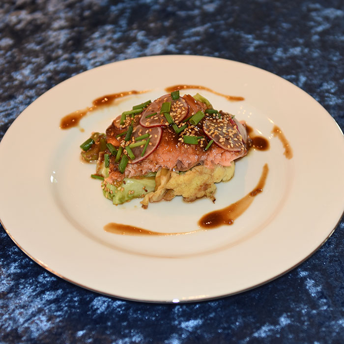 Laks med asiatisk inspirert glaze Porsjoner Tid Vanskelighetsgrad 4 60 min Enkel Ingredienser: 700 g Laksefilet (benfri) Gressløk 4 ss Sesamfrø (ristete, svarte eller hvite) 1 bunt reddiker Ris (kokt) Glaze: 1 dl Østerssaus 1 dl Chilisaus (søt) 1 ts Ingefær (revet) 1 fedd Hvitløk (skrelt og revet) 1 ts Sesamolje ½ Lime (saften) Tilbehør: 1 Brokkoli 1 Blomkål 1 Sommerkål 1 fedd Hvitløk 1 ss Rapsolje 2 ss soyasaus https://heidisboble.no/ @heidisboble