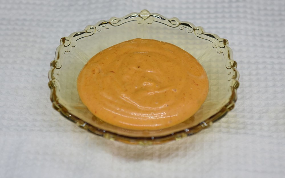 Gochujangmajones Ingredienser: 1 Eggeplomme (romtemperert) 1 ts (Risvins)eddik 2 – 2½ dl Olje (nøytral) ½ ts Sesamolje ½ - 1 ss Gochujang (sunchang red pepper paste) Salt https://heidisboble.no/ @heidisboble