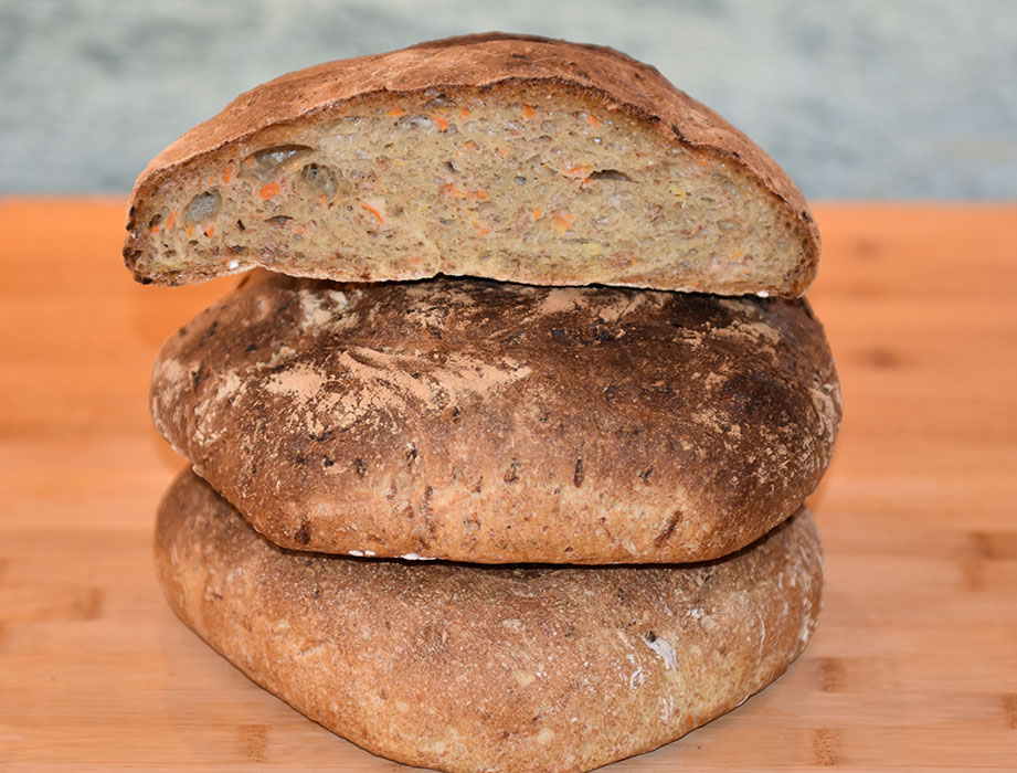 Brød med gulrot Ingredienser: Forhev (8-12 timer før): 100 g Rugmel (sammalt) 20 g Byggmel (sammalt) 1 ½ dl Vann 2 g Gjær (på størrelse med en ert) Kokt kli (30 min. før) 1 ½ dl Vann 30 g Kli Kokt hvete (30 min. før) 1 ½ dl Vann 60 g Hvete (hel) 1 kg Hvetemel ½ dl Rapsolje 20 g Salt (3 ts) 20 g Gjær 5 dl Vann 300 g Gulrot (raspet) https://heidisboble.no/ @heidisboble