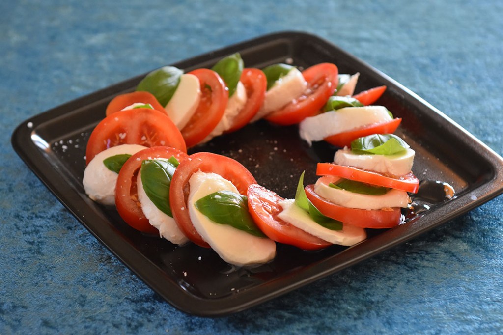 Capree salat (l'Insalata Caprese) Porsjoner Tid Vanskelighetsgrad 4-6 5 min. Enkel Ingredienser: 5 Tomater 250 g Mozzarella (helst av bøffelmelk) Basilikumblader (ferske) Olivenolje Salt https://heidisboble.no/ @heidisboble