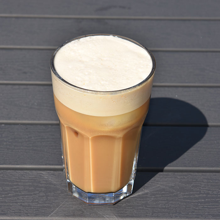 Iskaffe Porsjoner Tid Vanskelighetsgrad 2 5 min. / 20 til avkjøling Enkel Ingredienser: 5 dl Kaffe ½ - 1 dl Melk 2-4 ts Sukker (4 suketter) Isbiter https://heidisboble.no/ @heidisboble