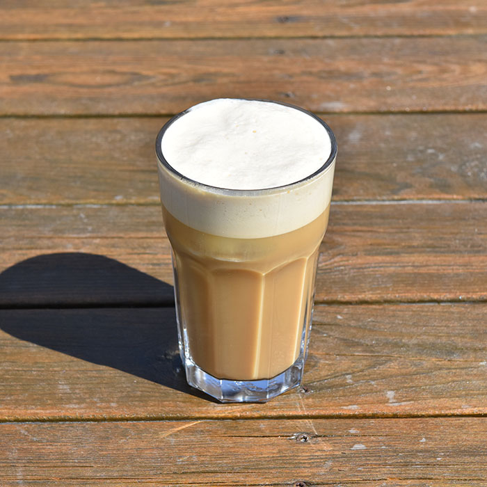 Iskaffe Porsjoner Tid Vanskelighetsgrad 2 5 min. / 20 til avkjøling Enkel Ingredienser: 5 dl Kaffe ½ - 1 dl Melk 2-4 ts Sukker (4 suketter) Isbiter https://heidisboble.no/ @heidisboble