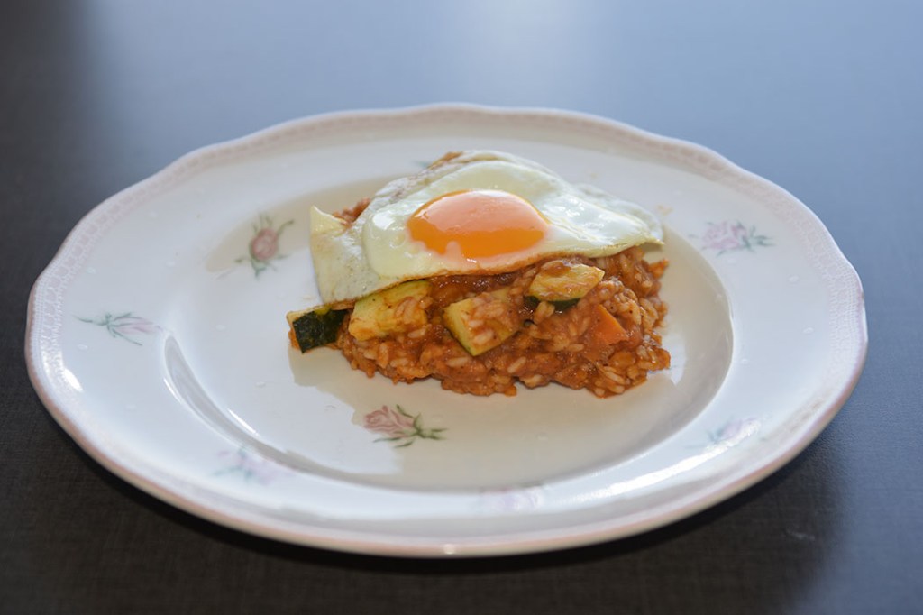 Jukserisotto med squash toppet med speilegg Porsjoner Tid Vanskelighetsgrad 3-4 60 min. Enkel Ingredienser 4 dl Vann 1 Løk (hakket) 3-4 Tomater Sjampinjong (stilker) Asparges (bunner) ½ Paprika (i biter) 1 Gulrot (i biter) Vårløk/gressløk 3 fedd Hvitløk ¼ Chili (rød) 2 Buljongterning (grønnsak) 1 Squash (i terninger) 2 dl Ris Salt og pepper 3-4 Egg https://heidisboble.no/ @heidisboble