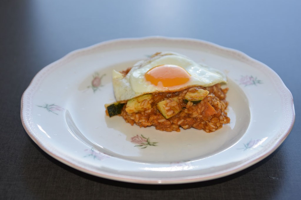 Jukserisotto med squash toppet med speilegg Porsjoner Tid Vanskelighetsgrad 3-4 60 min. Enkel Ingredienser 4 dl Vann 1 Løk (hakket) 3-4 Tomater Sjampinjong (stilker) Asparges (bunner) ½ Paprika (i biter) 1 Gulrot (i biter) Vårløk/gressløk 3 fedd Hvitløk ¼ Chili (rød) 2 Buljongterning (grønnsak) 1 Squash (i terninger) 2 dl Ris Salt og pepper 3-4 Egg https://heidisboble.no/ @heidisboble