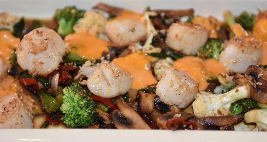 Kamskjell med sesamfrø, ingefær og chili Ingredienser: 8 Kamskjell 4 ss Sesamfrø (gjerne svarte) 30 g Smør Salt Grønnsaker: ½ Sommerkål 100 g Sopp (shitake eller små sjampinjonger) 1 Brokkoli 6 Vårløk 2 fedd Hvitløk 1 ss Ingefær (finhakket) 1-2 Chilier (røde, strimelete) 3 ss Soyasaus 1 ts Sesamolje 1 ts Honning Gochujangmajones: 1 Eggeplomme (romtemerert) 1 ts Risvinseddik 2 – 2½ dl Olje (nøytral) ½ ts Sesamolje ½ - 1 ss Gochujang (sunchang red pepper paste) Salt https://heidisboble.no/ @heidisboble