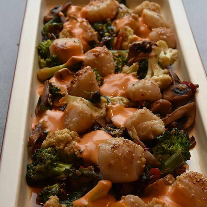 Kamskjell med sesamfrø, ingefær og chili Ingredienser: 8 Kamskjell 4 ss Sesamfrø (gjerne svarte) 30 g Smør Salt Grønnsaker: ½ Sommerkål 100 g Sopp (shitake eller små sjampinjonger) 1 Brokkoli 6 Vårløk 2 fedd Hvitløk 1 ss Ingefær (finhakket) 1-2 Chilier (røde, strimelete) 3 ss Soyasaus 1 ts Sesamolje 1 ts Honning Gochujangmajones: 1 Eggeplomme (romtemerert) 1 ts Risvinseddik 2 – 2½ dl Olje (nøytral) ½ ts Sesamolje ½ - 1 ss Gochujang (sunchang red pepper paste) Salt https://heidisboble.no/ @heidisboble