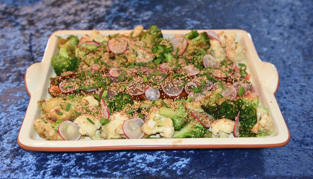 Laks med asiatisk inspirert glaze Porsjoner Tid Vanskelighetsgrad 4 60 min Enkel Ingredienser: 700 g Laksefilet (benfri) Gressløk 4 ss Sesamfrø (ristete, svarte eller hvite) 1 bunt reddiker Ris (kokt) Glaze: 1 dl Østerssaus 1 dl Chilisaus (søt) 1 ts Ingefær (revet) 1 fedd Hvitløk (skrelt og revet) 1 ts Sesamolje ½ Lime (saften) Tilbehør: 1 Brokkoli 1 Blomkål 1 Sommerkål 1 fedd Hvitløk 1 ss Rapsolje 2 ss soyasaus https://heidisboble.no/ @heidisboble