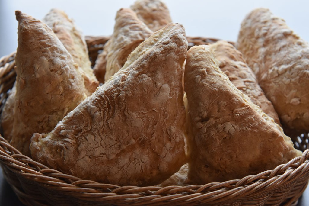 Minibrød med havregryn Porsjoner Tid Vanskelighetsgrad 20 2 timer Enkel Ingredienser 1 pk Gjær 6 dl Vann 2 ts Sukker 2 ss Olivenolje 2 ½ ts Salt 4 dl Havregryn Ca 800 g Hvetemel (ca 13 dl) https://heidisboble.no/ @heidisboble