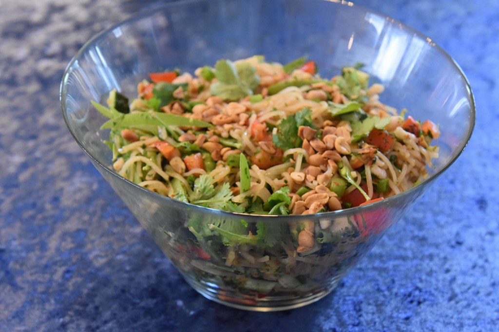 Thai-inspirert nudelsalat med reker Nudelsalaten: 600 g Reker (kokte) 250 g Risnudler ½ Agurk (skivet, uten midten) 1 bunt Reddiker Sukkererter (delt på langs) 1 Paprika (rød i terninger) 3 Vårløk (Skjært i skiver) 1 bunt Koriander 100 g Peanøtter (salte og ristede) Dressing: 2 Lime (saft og skall) 2 ss Fiskesaus 2 ss Sukker 1 fedd Hvitløk (revet) 1 ss Soyasaus 1 ss Ingefær (revet) 1 Chili (rød, finhakket) https://heidisboble.no/ @heidisboble