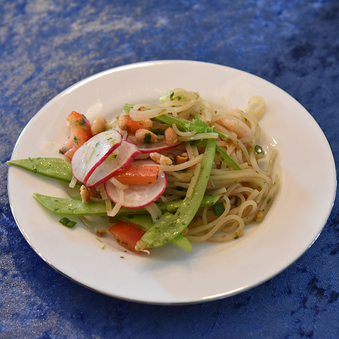 Thai-inspirert nudelsalat med reker Nudelsalaten: 600 g Reker (kokte) 250 g Risnudler ½ Agurk (skivet, uten midten) 1 bunt Reddiker Sukkererter (delt på langs) 1 Paprika (rød i terninger) 3 Vårløk (Skjært i skiver) 1 bunt Koriander 100 g Peanøtter (salte og ristede) Dressing: 2 Lime (saft og skall) 2 ss Fiskesaus 2 ss Sukker 1 fedd Hvitløk (revet) 1 ss Soyasaus 1 ss Ingefær (revet) 1 Chili (rød, finhakket) https://heidisboble.no/ @heidisboble