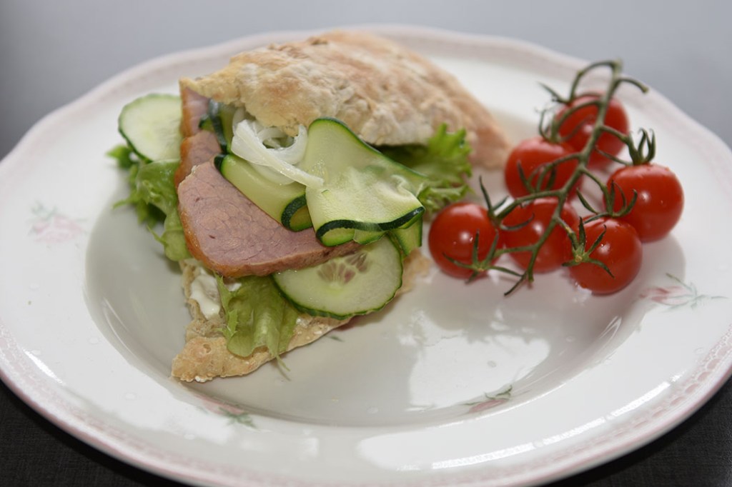 Ovnsstekt svinefilet i havretrekanter med syltet løk - avlangt bilde Ingredienser: Stekt svinefilet: 1 Svinefilet (850 g) 1 ss Olje 1 ss Smør 8-10 fedd Hvitløk Basilikum Salt og peppe r 1 dl Kraft Havretrekanter: 1 pk Gjær 6 dl Vann 2 ts Sukker 2 ss Olivenolje 2 ½ ts Salt 4 dl Havregryn Ca 800 g Hvetemel (ca 13 dl) Syltet løk: 2 Løk 1½ dl Eddik 1 ½ dl Vann 1 ss Sukker 1 ss Flaksalt https://heidisboble.no/ @heidisboble