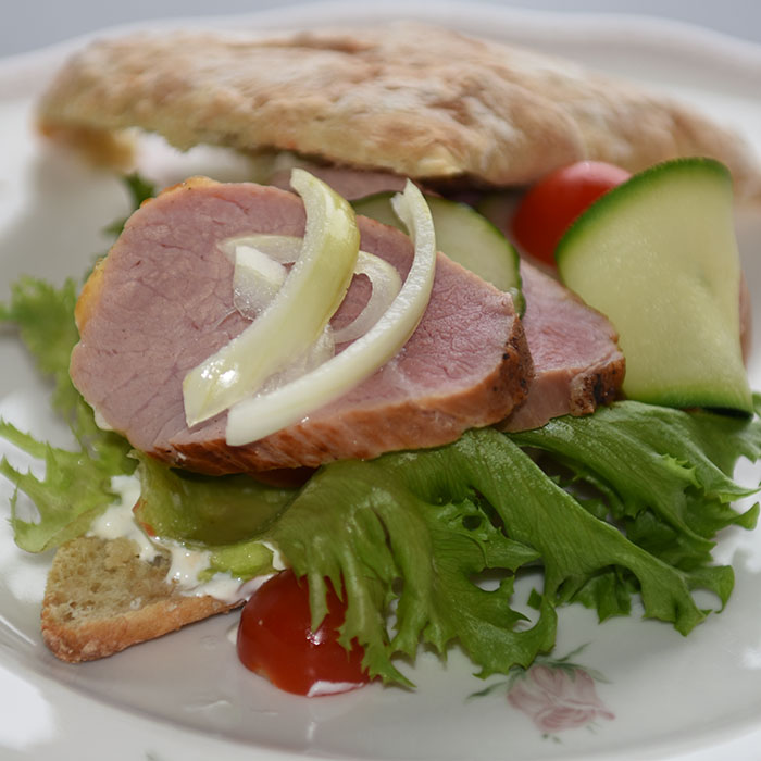 Ovnsstekt svinefilet i havretrekanter med syltet løk - avlangt bilde Ingredienser: Stekt svinefilet: 1 Svinefilet (850 g) 1 ss Olje 1 ss Smør 8-10 fedd Hvitløk Basilikum Salt og peppe r 1 dl Kraft Havretrekanter: 1 pk Gjær 6 dl Vann 2 ts Sukker 2 ss Olivenolje 2 ½ ts Salt 4 dl Havregryn Ca 800 g Hvetemel (ca 13 dl) Syltet løk: 2 Løk 1½ dl Eddik 1 ½ dl Vann 1 ss Sukker 1 ss Flaksalt https://heidisboble.no/ @heidisboble