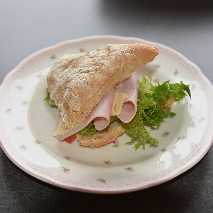 Minibrød med havregryn Porsjoner Tid Vanskelighetsgrad 20 2 timer Enkel Ingredienser 1 pk Gjær 6 dl Vann 2 ts Sukker 2 ss Olivenolje 2 ½ ts Salt 4 dl Havregryn Ca 800 g Hvetemel (ca 13 dl) https://heidisboble.no/ @heidisboble